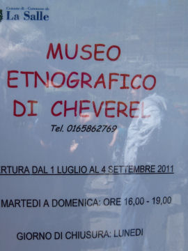 Vetrina all’ingresso del Museo Etnografico di Cheverel, fraz. di La Salle (45659 bytes)